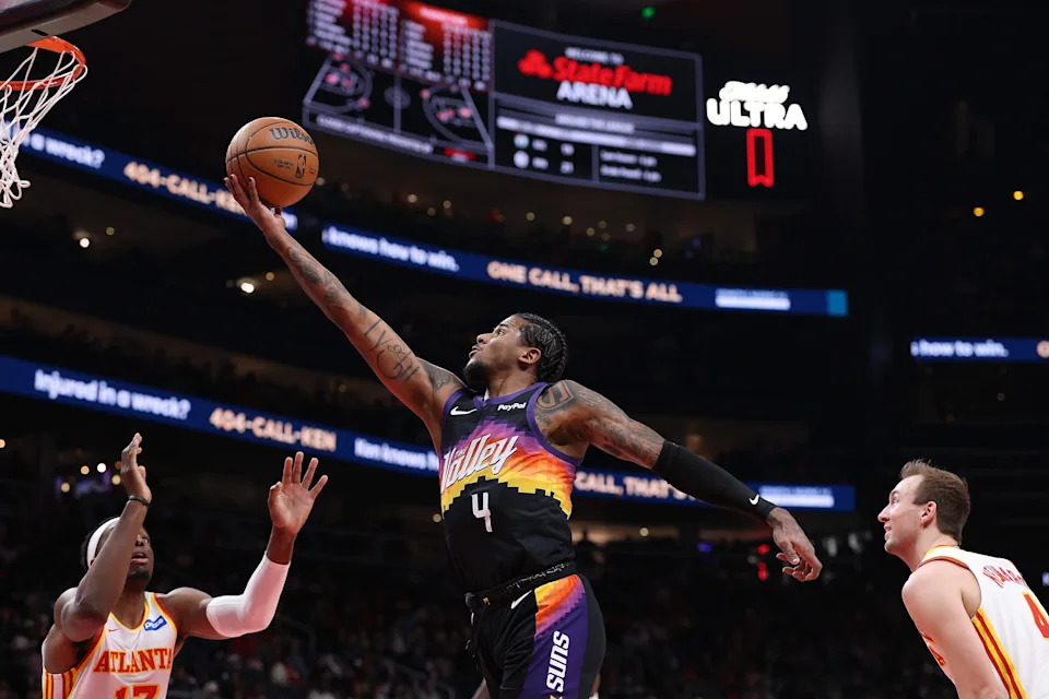 ATLANTA, GEORGIA - JANUARY 23: Jalen Green #4 of the Phoenix Suns drives against Luke Kennard #4 and Onyeka Okongwu #17 of the Atlanta Hawks during the first quarter at State Farm Arena on January 23, 2026 in Atlanta, Georgia. NOTE TO USER: User expressly acknowledges and agrees that, by downloading and or using this photograph, User is consenting to the terms and conditions of the Getty Images License Agreement. (Photo by Kevin C. Cox/Getty Images)
