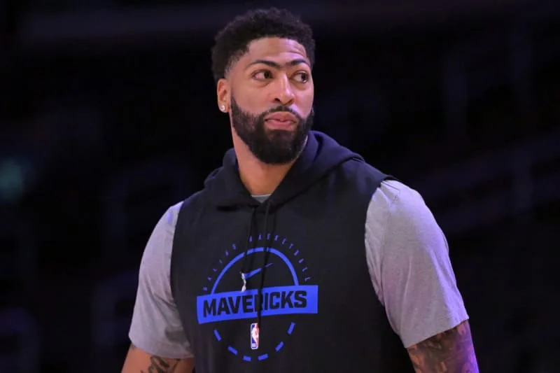 Nov 28, 2025; Los Angeles, California, USA; Dallas Mavericks forward Anthony Davis (3) warms up prior to the game against the Los Angeles Lakers at Crypto.com Arena. Mandatory Credit: Jayne Kamin-Oncea-Imagn Images