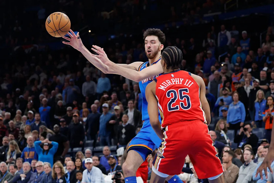 Jan 27, 2026; Oklahoma City, Oklahoma, USA; Oklahoma City Thunder center/forward Chet Holmgren (7) passes against New Orleans Pelicans forward Trey Murphy III (25) during the second half at Paycom Center. Mandatory Credit: Alonzo Adams-Imagn Images