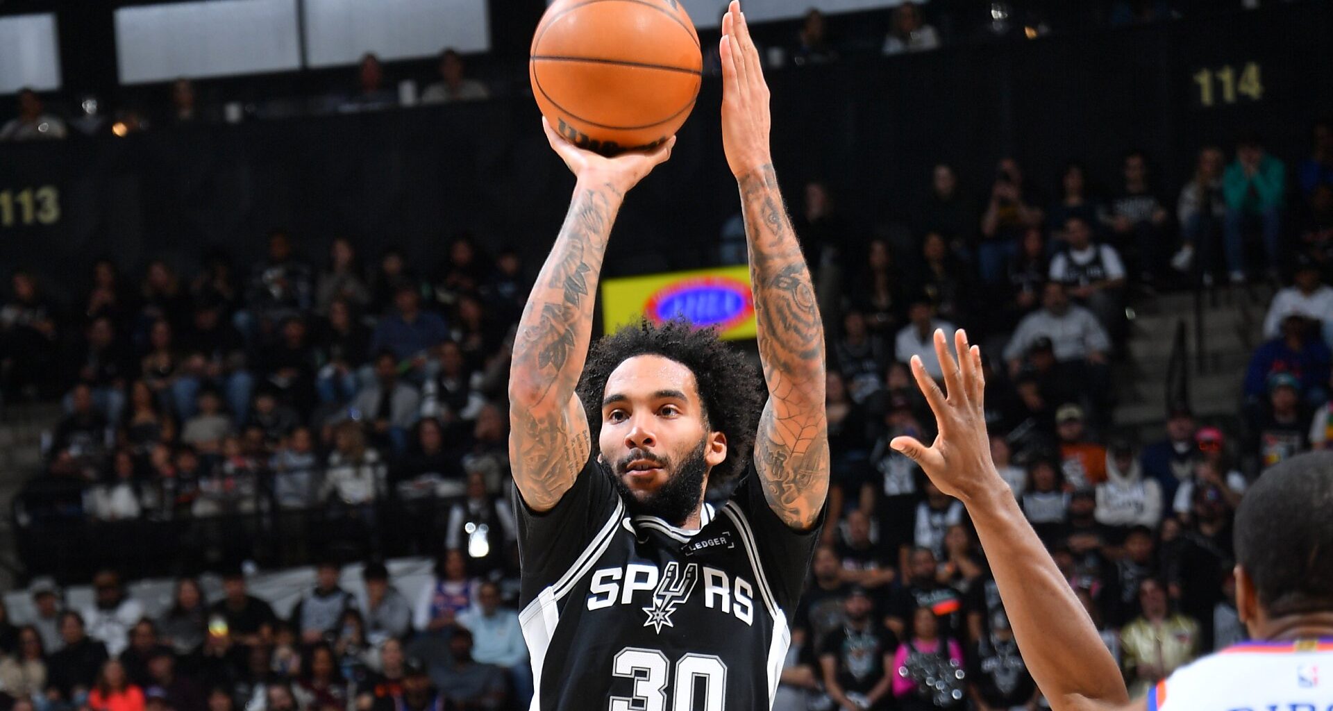 Victor Wembanyama exits game vs. Knicks with left knee hyperextension