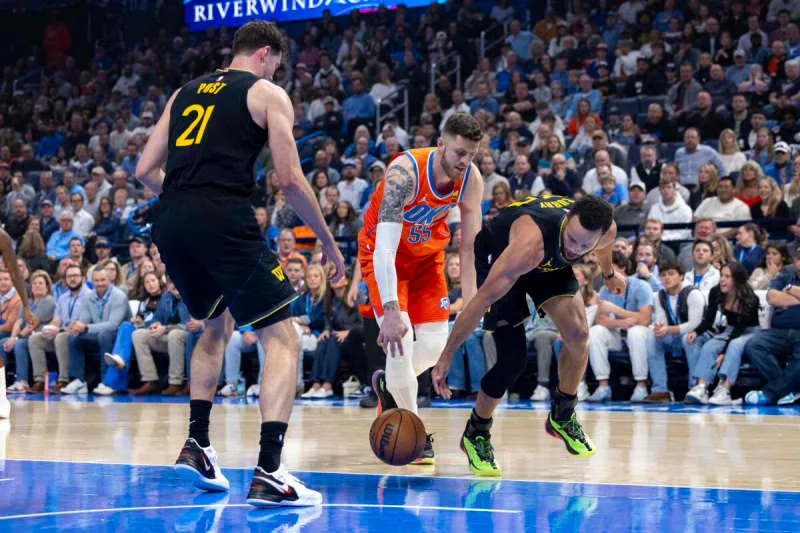 Nov 11, 2025; Oklahoma City, Oklahoma, USA; Oklahoma City Thunder center Isaiah Hartenstein (55) and Golden State Warriors guard Stephen Curry (30) reach for a loose ball during the first quarter at Paycom Center. Mandatory Credit: Alonzo Adams-Imagn Images