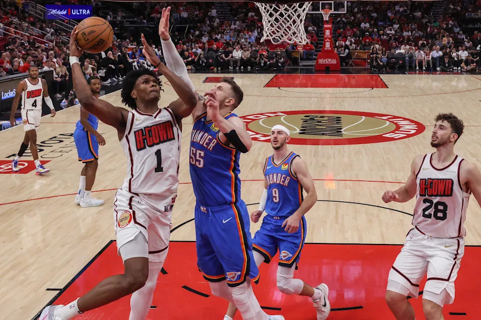 HOUSTON, TEXAS - APRIL 04: Amen Thompson #1 of the Houston Rockets goes up for a lay up against Isaiah Hartenstein #55 of the Oklahoma City Thunder in the first half at Toyota Center on April 04, 2025 in Houston, Texas. NOTE TO USER: User expressly acknowledges and agrees that, by downloading and/or using this photograph, user is consenting to the terms and conditions of the Getty Images License Agreement. (Photo by Tim Warner/Getty Images)