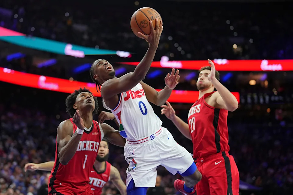 PHILADELPHIA, PENNSYLVANIA - NOVEMBER 27: Tyrese Maxey #0 of the Philadelphia 76ers shoots the ball against Amen Thompson #1 and Alperen Sengun #28 of the Houston Rockets in the second half at the Wells Fargo Center on November 27, 2024 in Philadelphia, Pennsylvania. The Rockets defeated the 76ers 122-115 in overtime. NOTE TO USER: User expressly acknowledges and agrees that, by downloading and/or using this photograph, user is consenting to the terms and conditions of the Getty Images License Agreement. (Photo by Mitchell Leff/Getty Images)