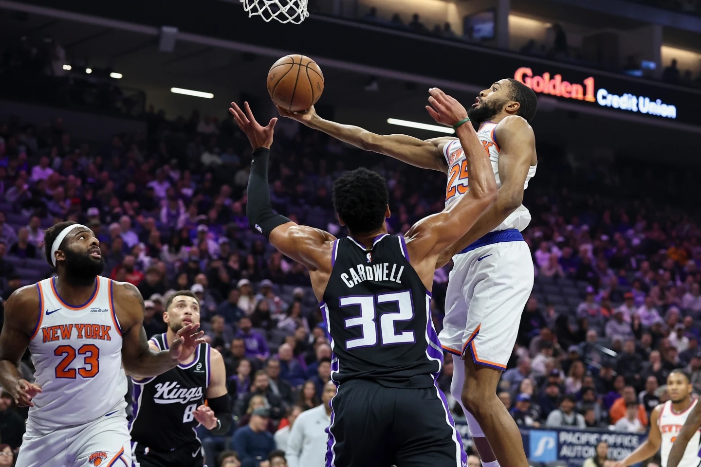DeRozan leads Kings to victory, Knicks suffer first loss