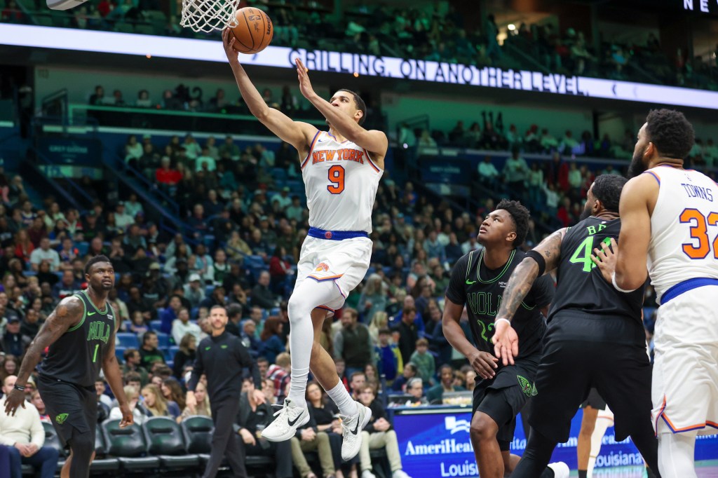 New York Knicks guard Kevin McCullar Jr. (9) drives to the basket past New Orleans Pelicans center Derik Queen.