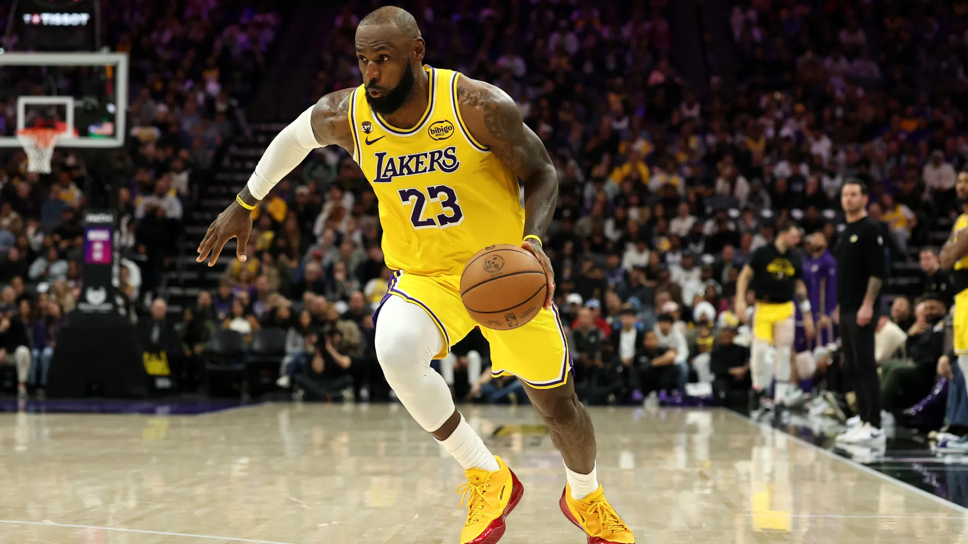 LeBron James in action against the Sacramento Kings. (Getty Images)