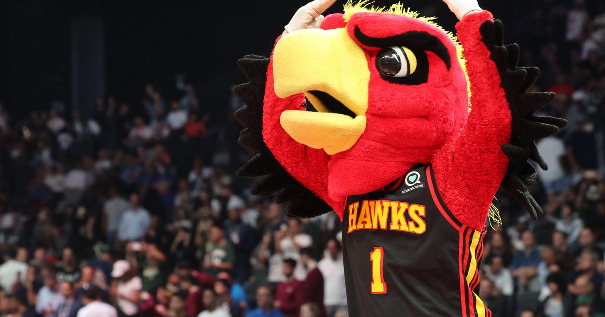 Atlanta Hawks mascot loses dance battle in viral moment with young fan