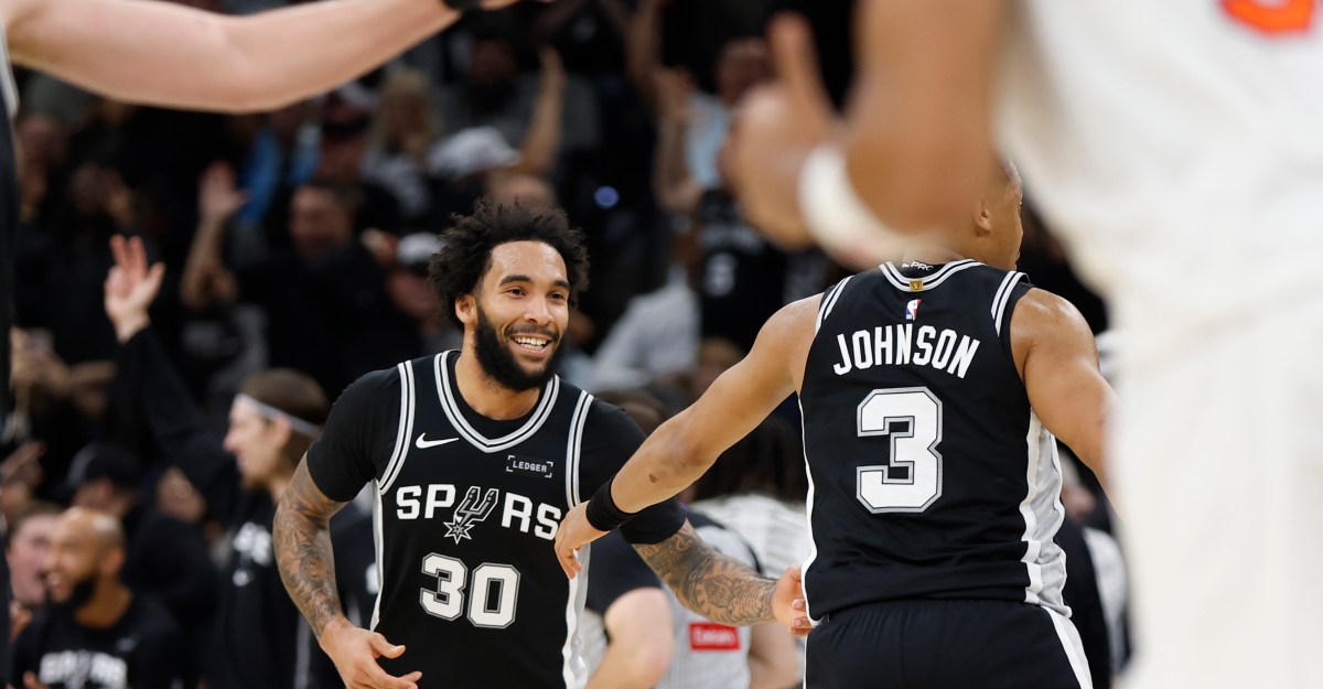 Spurs ring in the New Year with dramatic comeback win over Knicks