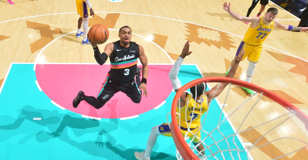 Spurs snap two-game losing streak in win over Lakers