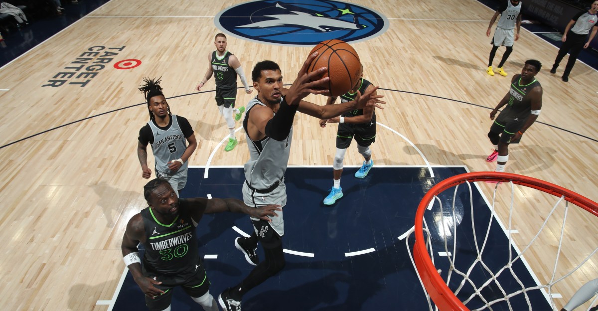 Spurs blow double-digit fourth-quarter lead in loss to Timberwolves