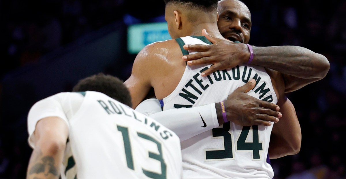 LeBron James gifted Giannis a signed jersey after Lakers-Bucks game
