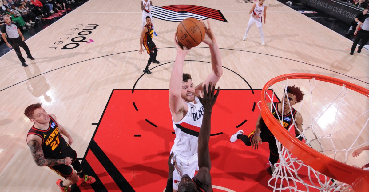 CJ McCollum Scores 20 as Trail Blazers Beat Hawks