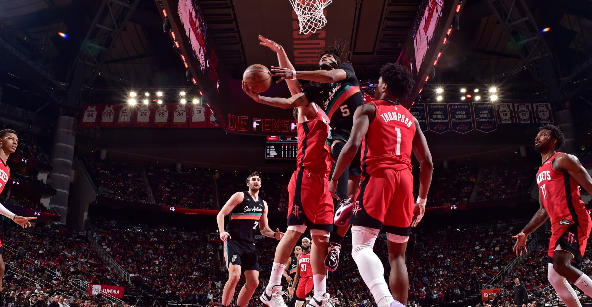 Late Collapse Costs Spurs in 111–106 Loss to Rockets