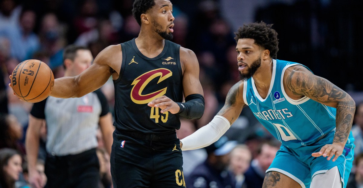 Cavs hang on after shaky second half, defeat Hornets 94-87