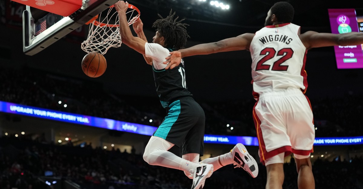 Blazers Show Off New Wrinkles, Beating Heat