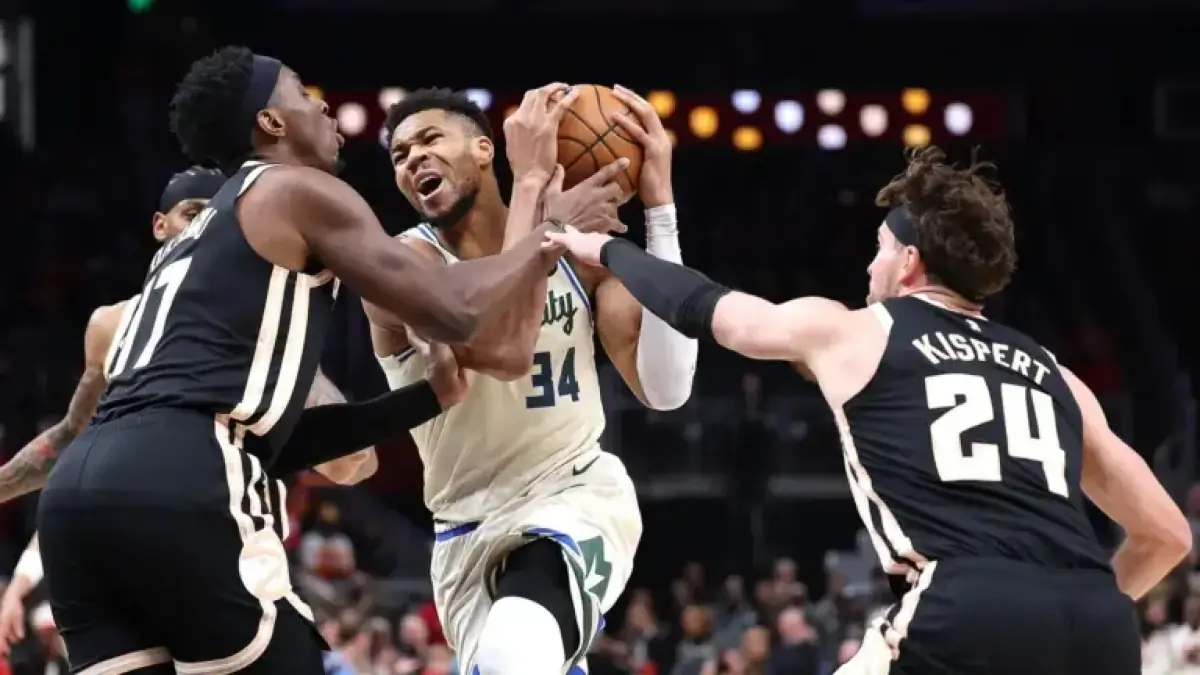 Bucks Dominate Hawks 80-72 Entering Final Quarter