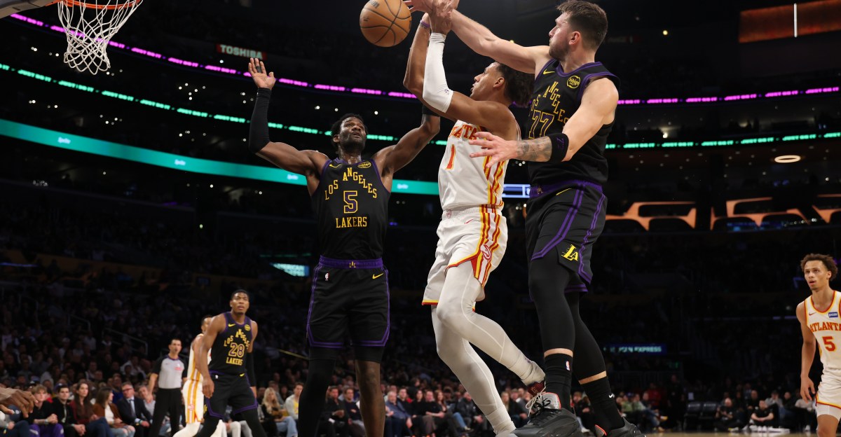 Poor second quarter consigns Hawks to heavy defeat against Lakers
