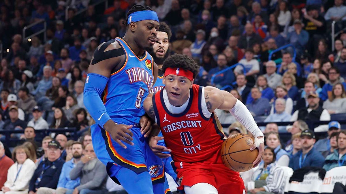 Jeremiah Fears dribbles