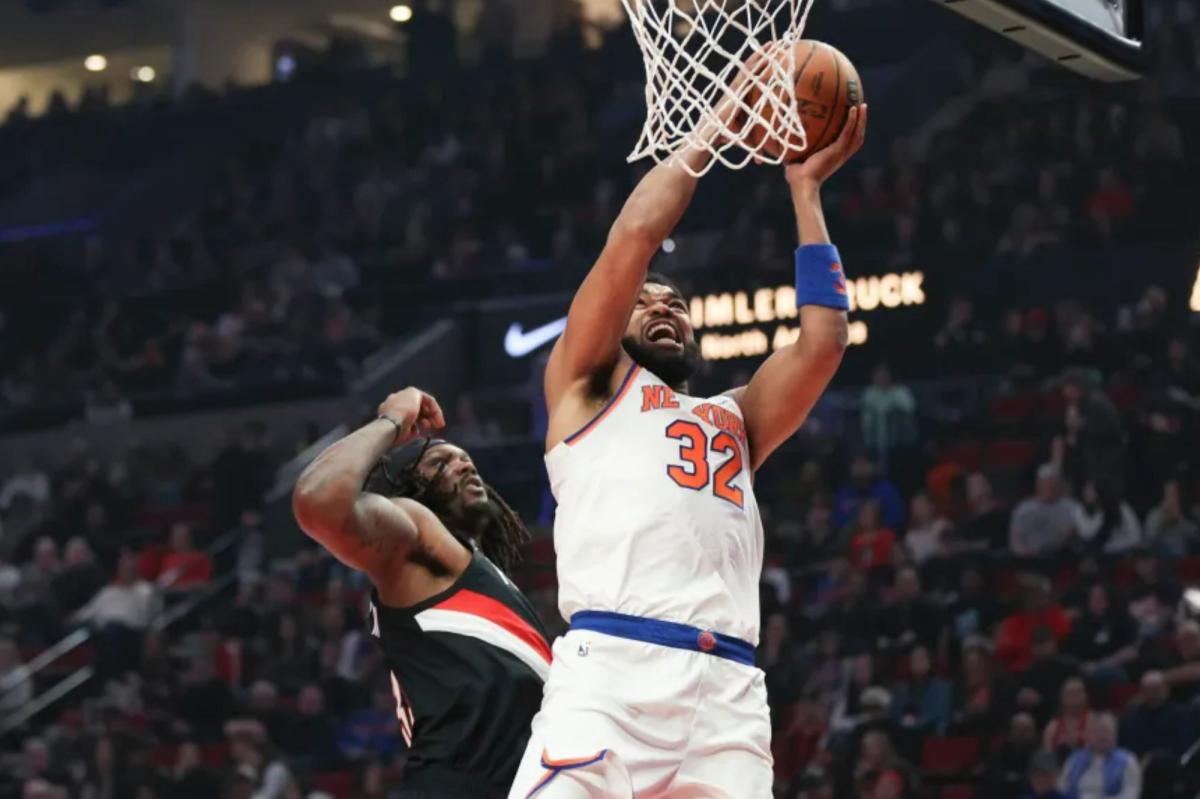 Mike Brown opts for other Knicks' hot hands over Karl-Anthony Towns