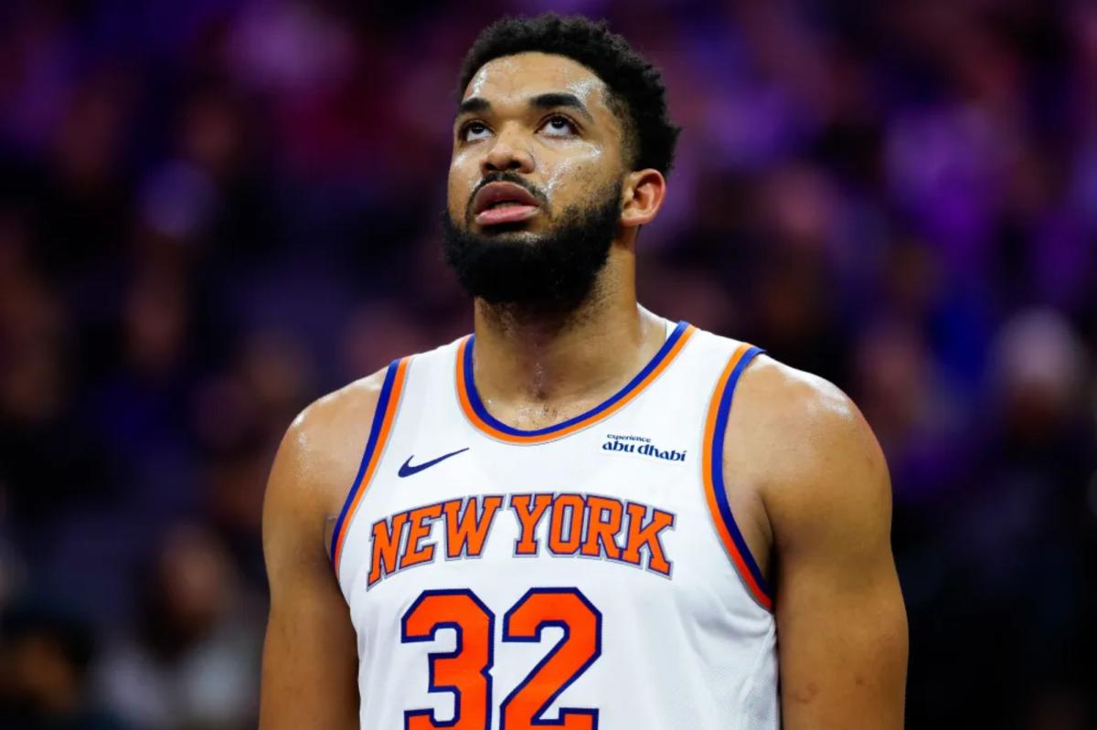 Mike Brown calls out Karl-Anthony Towns for a lazy play in Knicks' loss