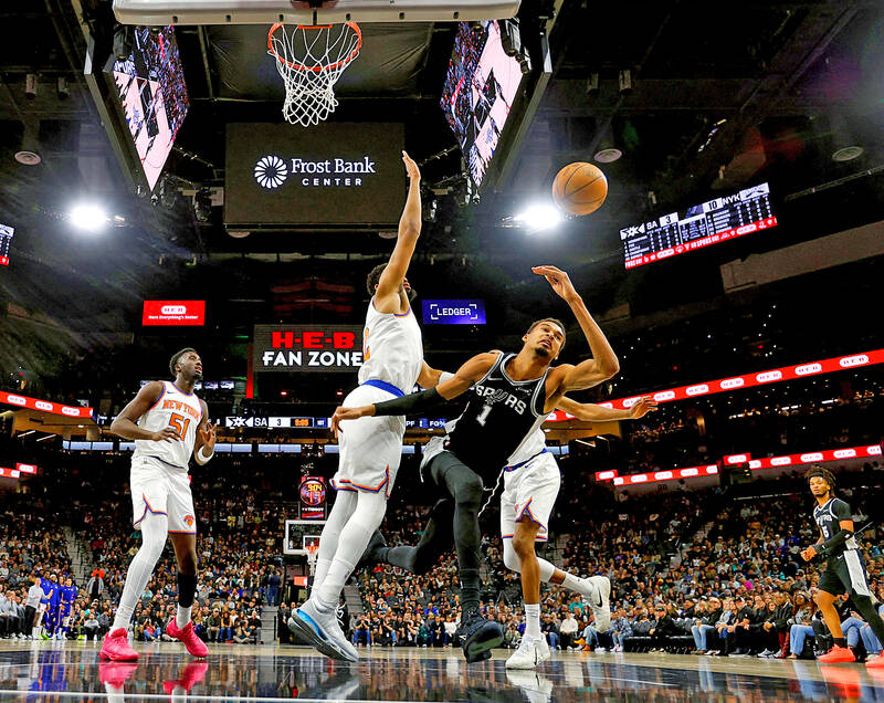 Champagnie leads Spurs comeback - Taipei Times