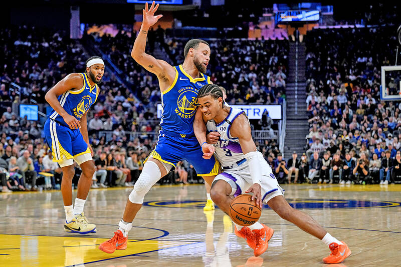 Curry returns to lift Warriors over Jazz
