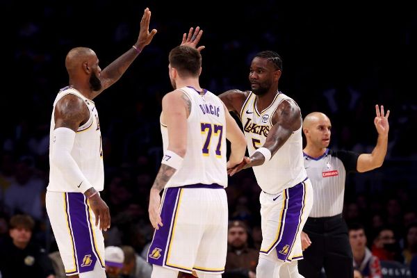 Deandre Ayton's perfect night keys Lakers win over Raptors