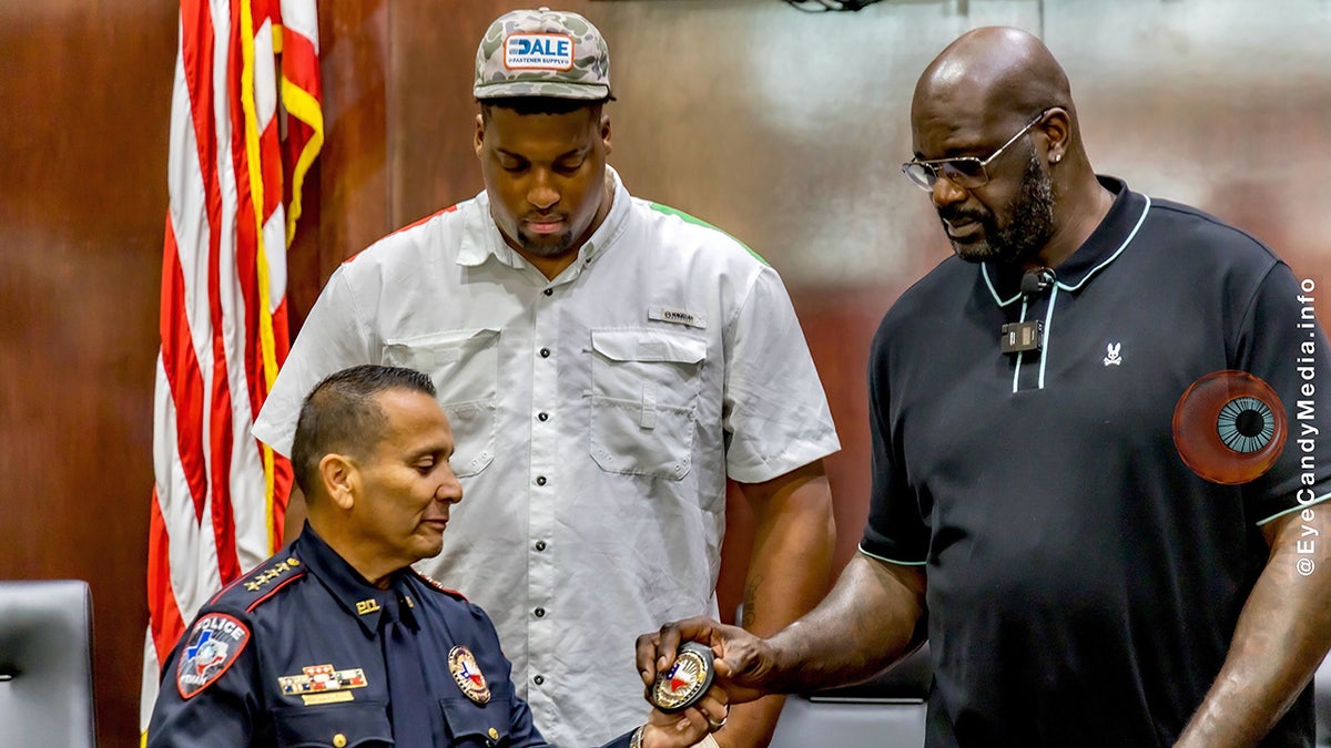 Shaquille O'Neal with police officers