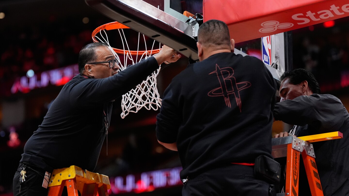 Spurs vs Rockets Game Delayed as Rim Replacement Takes 22 Minutes