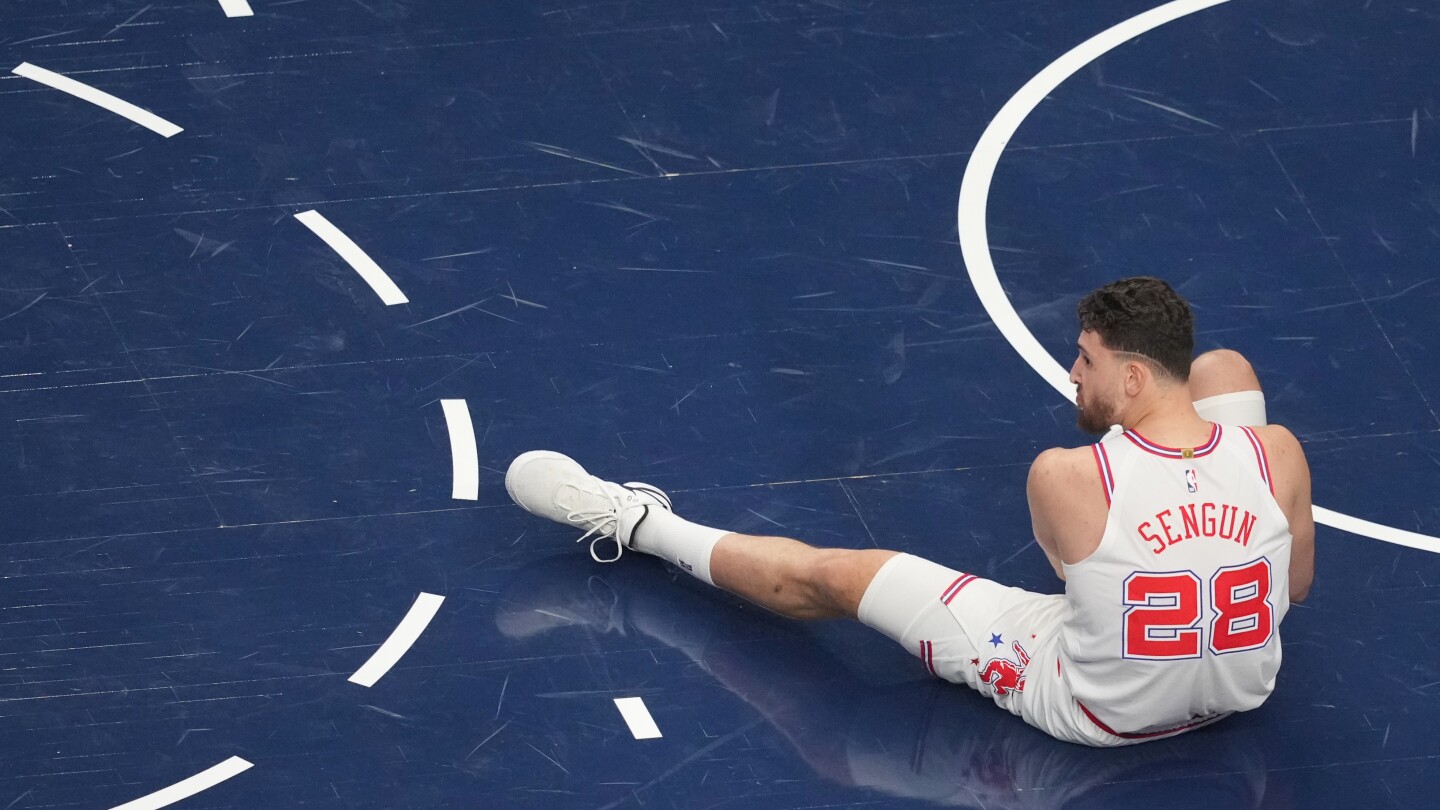 Rockets' Sengun leaves game vs. Mavericks early with ankle sprain