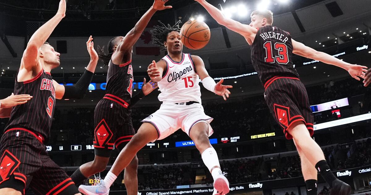 Clippers' six-game winning streak ends in blowout loss to Bulls