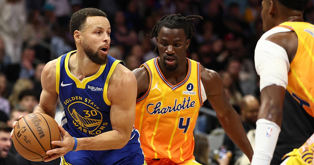 Stephen Curry scores 26 in annual homecoming game as Warriors top Hornets