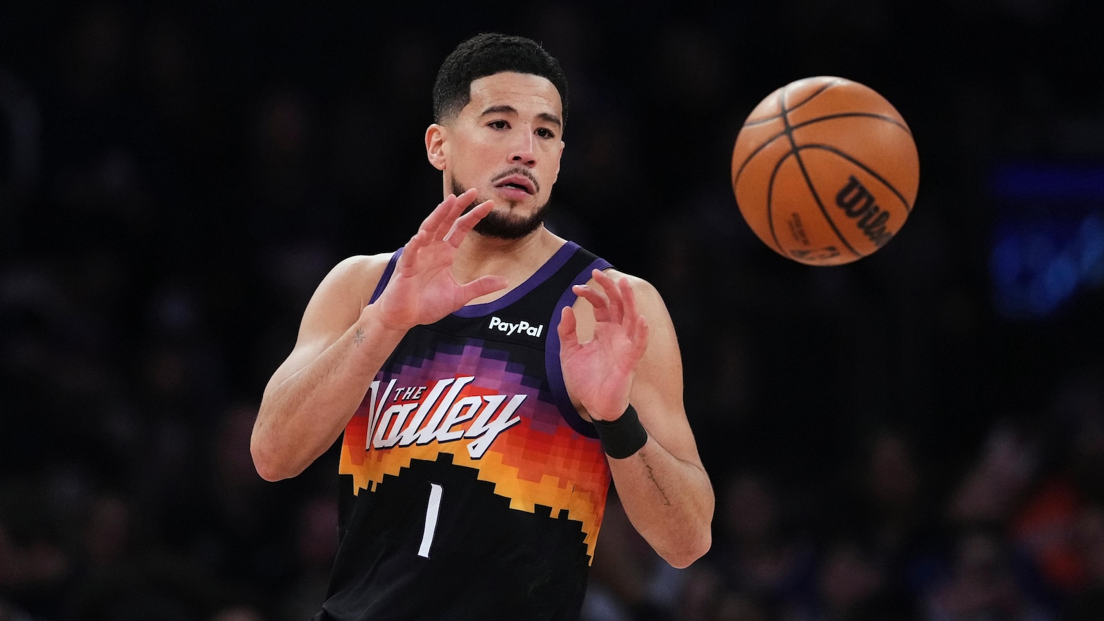 Booker returns from ankle injury to lead the Suns to a 106-99 victory over the slumping Knicks