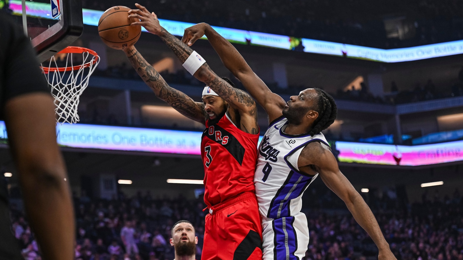 Barnes, Raptors heat up in third quarter to beat Kings 122-109