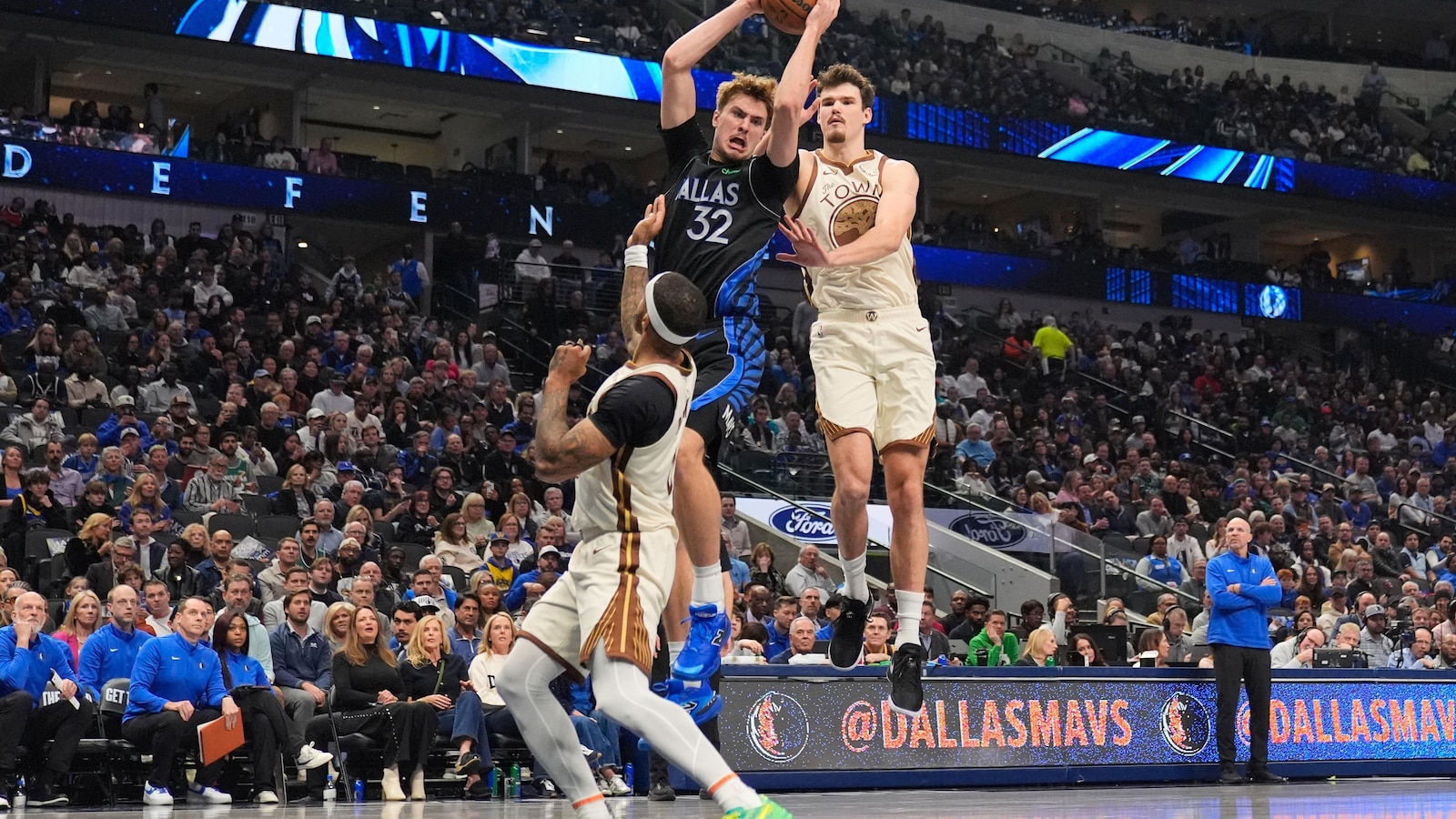 Mavs beat Warriors 123-115 on night Stephen Curry becomes first with 10,000 attempts from 3