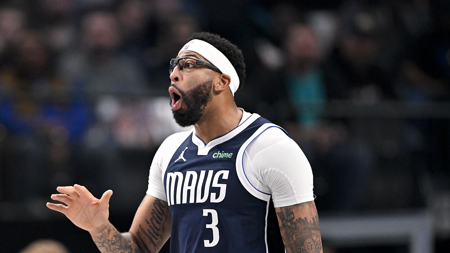 Anthony Davis (3) reacts to a foul call during the first quarter against the Brooklyn Nets at the American Airlines Center
