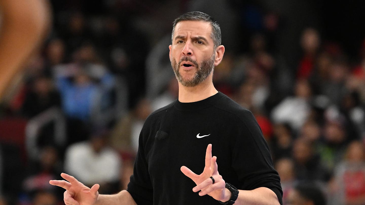 Dec 31, 2025; Chicago, Illinois, USA; New Orleans Pelicans head coach James Borrego directs his team against the Chicago Bulls during the first half at United Center. Mandatory Credit: Patrick Gorski-Imagn Images