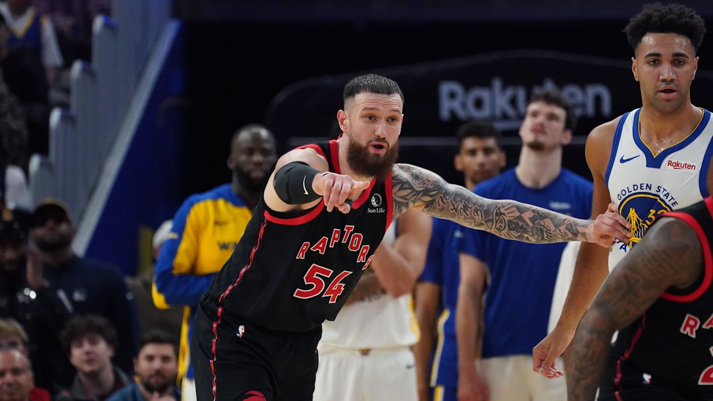 Jan 20, 2026; San Francisco, California, USA;  Toronto Raptors forward/center Sandro Mamukelashvili (54) guards Golden State Warriors forward Trayce Jackson-Davis (32) in the fourth quarter at Chase Center. Mandatory Credit: David Gonzales-Imagn Images