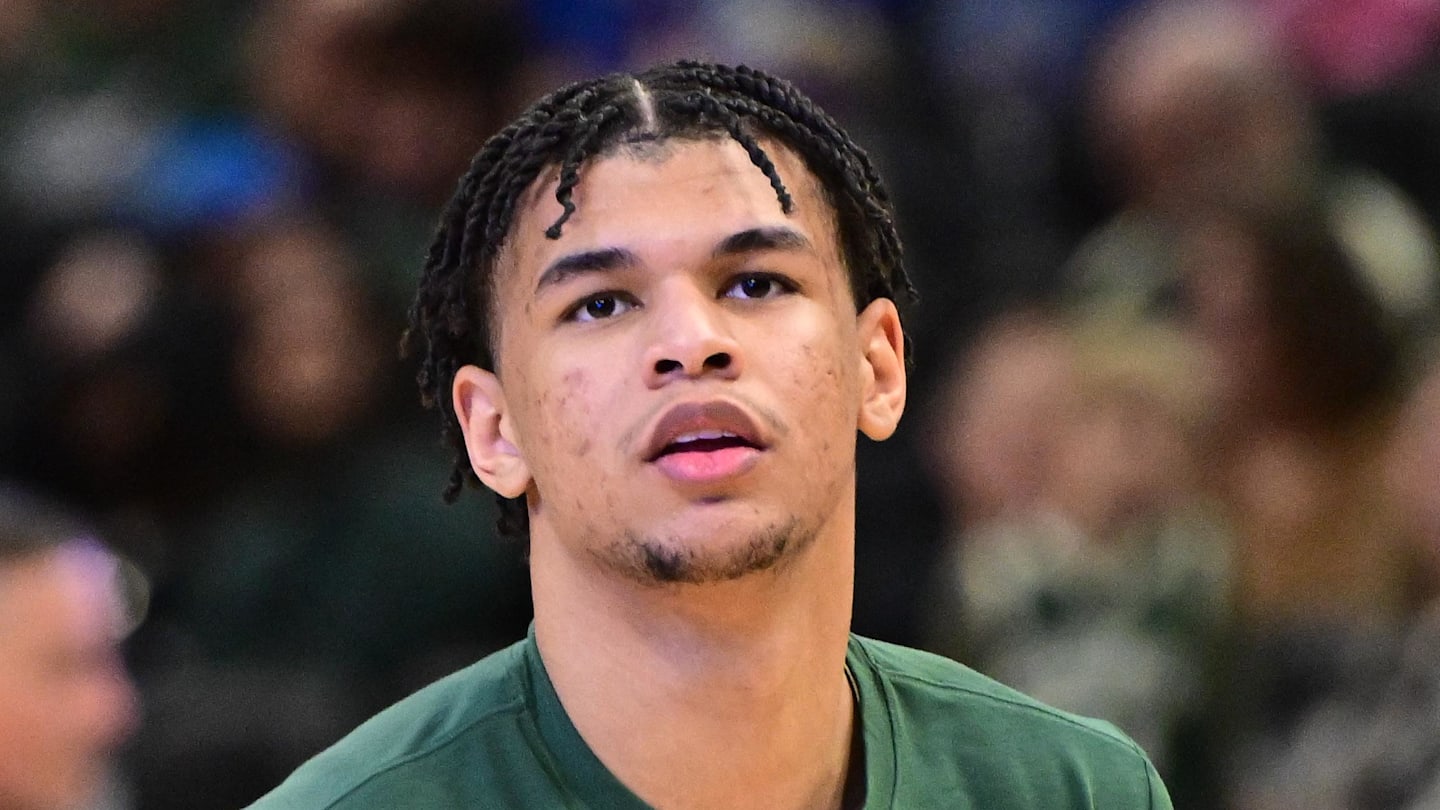 Milwaukee Bucks forward Ousmane Dieng (21) warms up during halftime against the Indiana Pacers at Fiserv Forum. Feb 6, 2026.