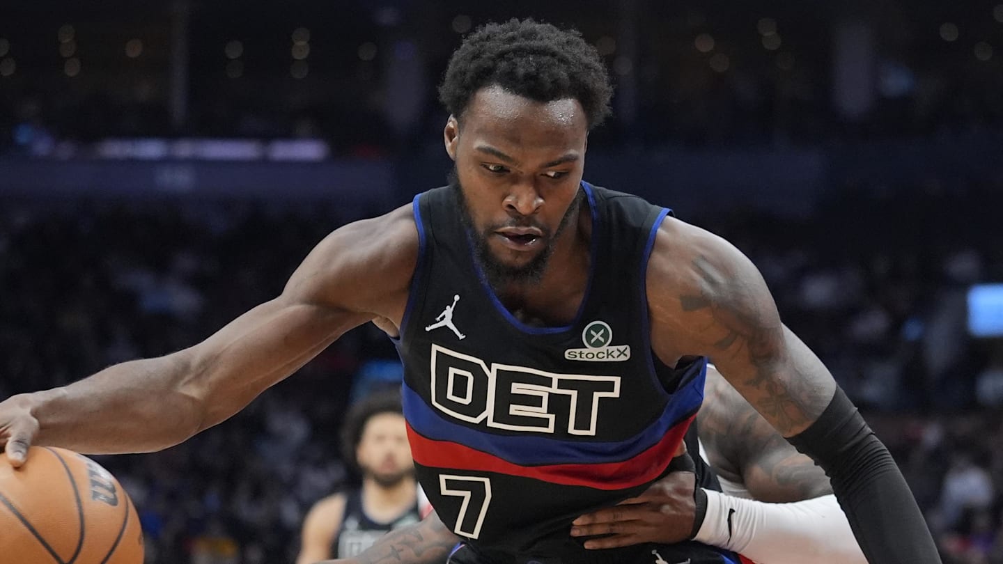 Feb 11, 2026; Toronto, Ontario, CAN; Detroit Pistons center Paul Reed (7) controls the ball against the Toronto Raptors during the first half at Scotiabank Arena. Mandatory Credit: John E. Sokolowski-Imagn Images