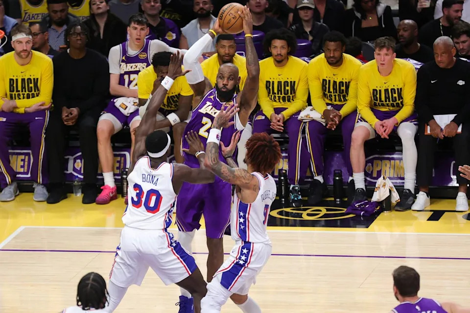 Los Ángeles Lakers forward LeBron James (23) passes the basketball during an NBA game against the Philadelphia 76ers on February 5, 2026.