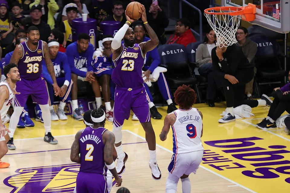 Los Ángeles Lakers forward LeBron James (23) shoots the basketball during an NBA game against the Philadelphia 76ers on February 5, 2026.