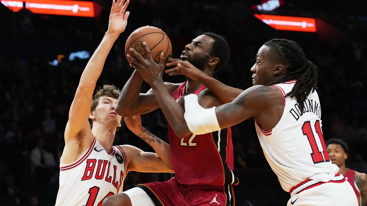 Ayo Dosunmu's season-high 29 points lead short-handed Bulls past Heat, 125-118