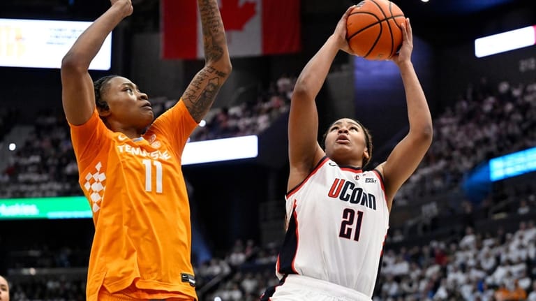 UConn forward Sarah Strong (21) shoots as Tennessee forward Zee...