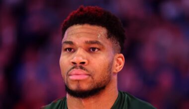 3-Team Trade Proposal Lands Giannis Antetokounmpo With Warriors