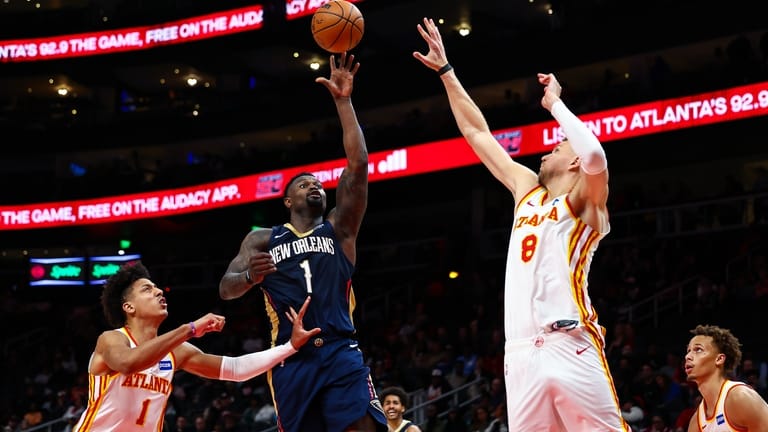 Atlanta Hawks forward Jalen Johnson (1) and center Kristaps Porzingis...