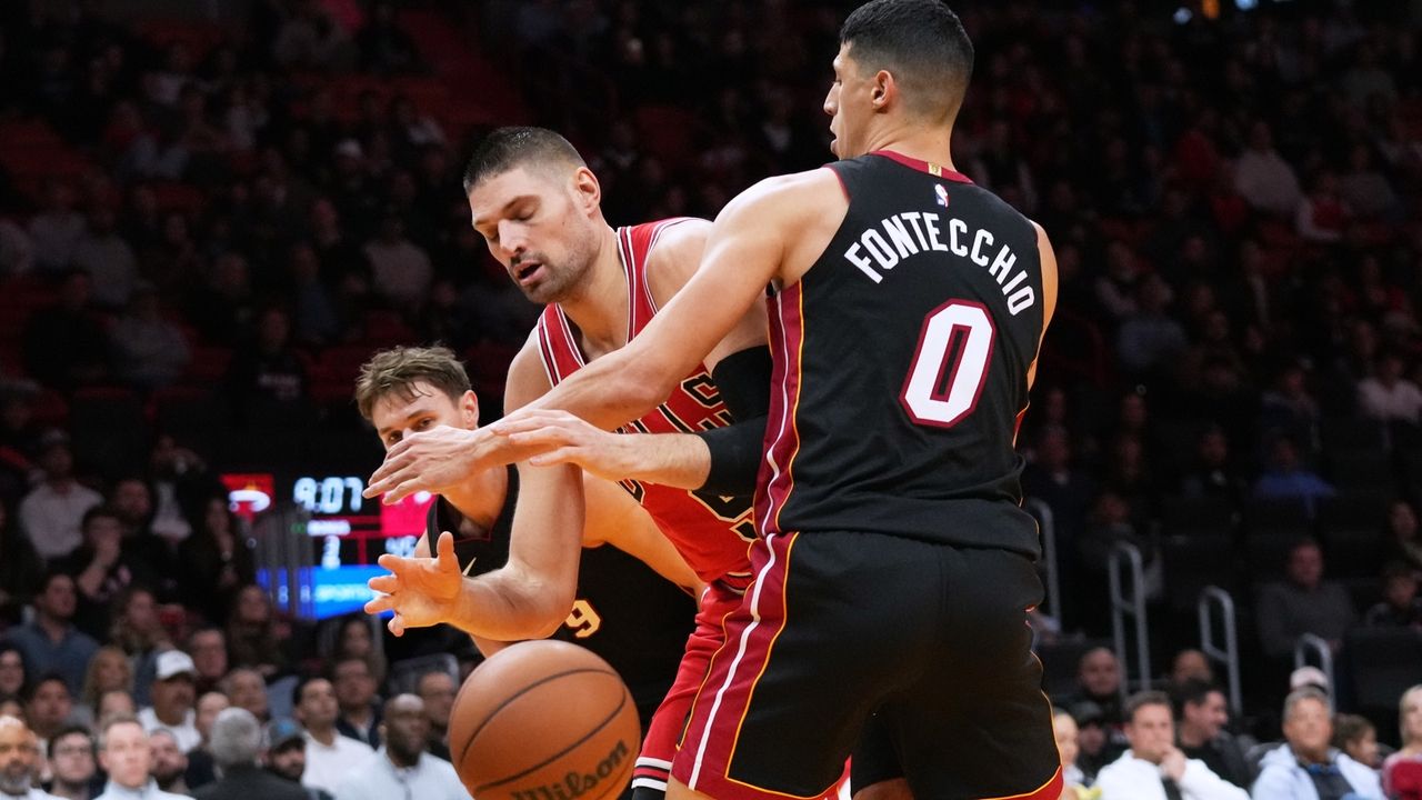 Arturas Karnisovas launches Bulls' rebuild with series of trades at deadline