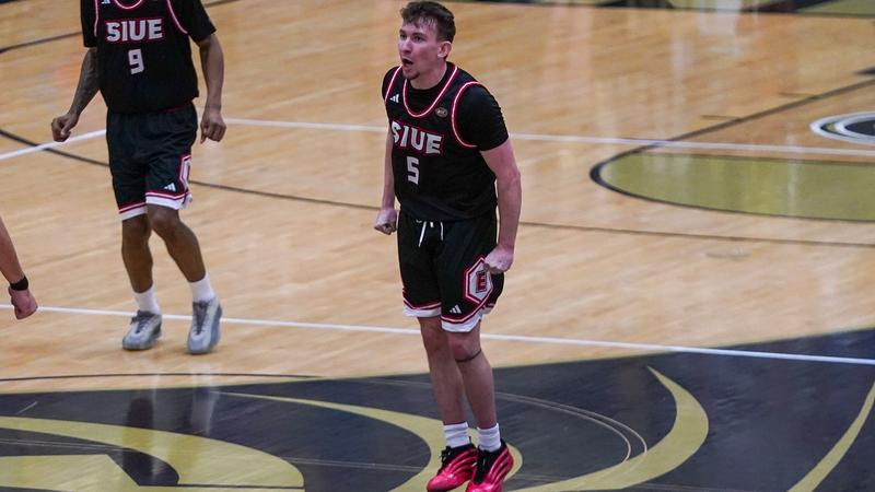 Men's Basketball Wins Third Straight