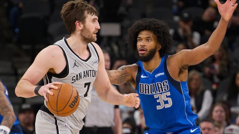 San Antonio Spurs center Luke Kornet (7) drives against Dallas...
