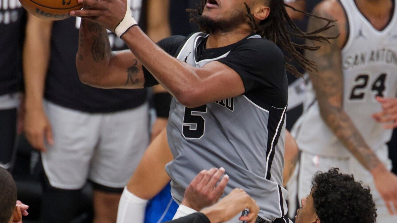 Castle's 40-point triple-double fuels surging Spurs past Mavericks for 4th straight victory